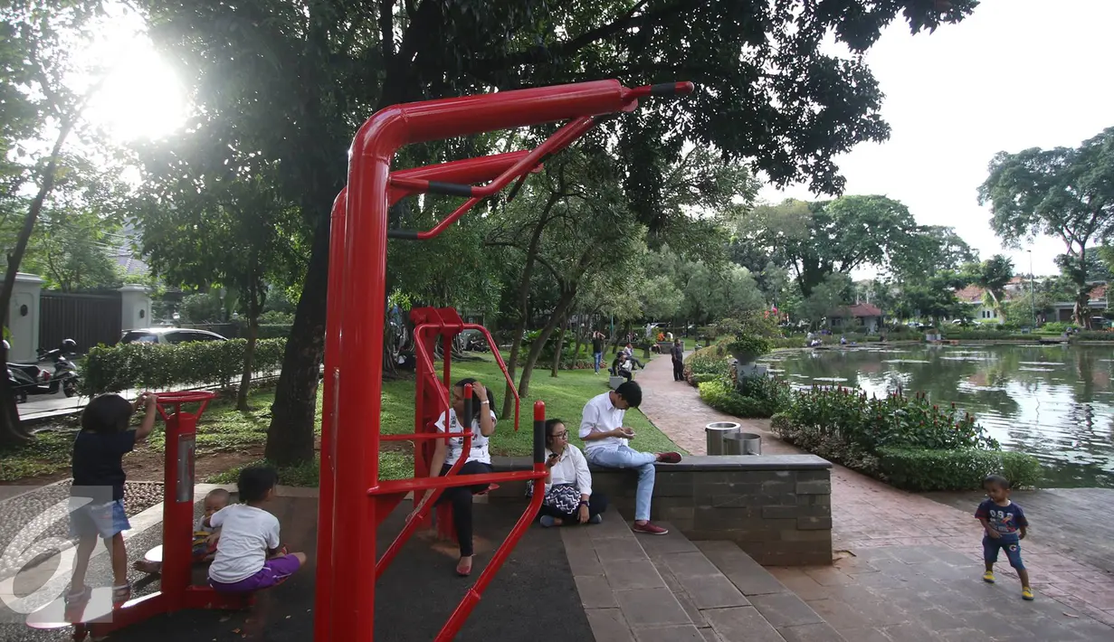 Warga beraktivitas di Taman Situ Lembang, Jakarta, Kamis (25/8). Dinas Pertamanan dan Pemakaman DKI Jakarta menyebutkan total luas ruang terbuka hijau (RTH) yang sudah terbangun di Jakarta baru sekitar 9,98 persen. (Liputan6.com/Immanuel Antonius)