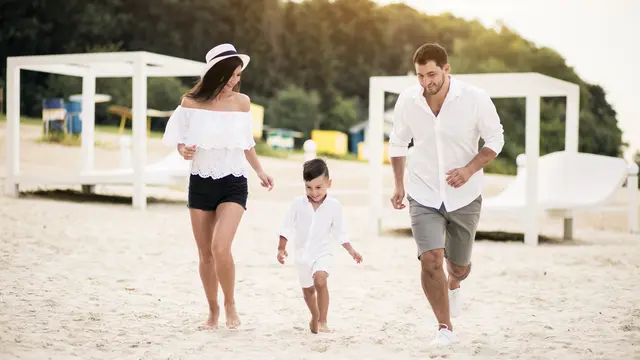 Orangtua dan Anak di Pantai