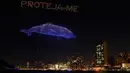 Pertunjukan tersebut disutradarai oleh sutradara The Cove pemenang Academy Award dan Direktur Proyeksi Perubahan Louie Psihoyos yang mengatakan dalam sebuah pernyataan, “Tim kreatif kami telah memprogram seribu drone untuk menari di atas langit Kota New York untuk membentuk makhluk ajaib yang menyampaikan pesan tentang cara menyelamatkan planet ini.” (Jason DeCrow/AP Images for Avaaz)