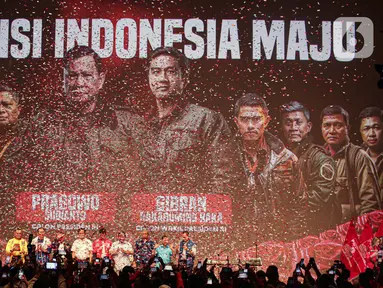 Bakal Calon Presiden dari Koalisi Indonesia Maju (KIM), Prabowo Subianto (keenam kiri) saat menghadiri deklarasi dukungan dari Partai Solidaritas Indonesia (PSI) di Djakarta Theater, Jakarta, Selasa (24/10/2023). (Liputan6.com/Faizal Fanani)