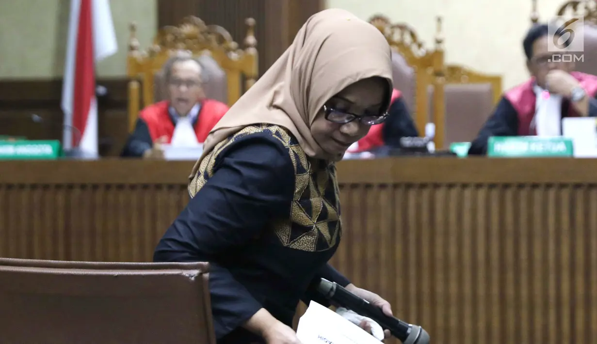 Terdakwa dugaan suap kesepakatan kontrak kerja sama pembangunan PLTU Riau-1, Eni Maulani Saragih saat sidang pembacaan tuntutan di Pengadilan Tipikor, Jakarta, Selasa (22/1). Eni Maulani Saragih dituntut 8 tahun penjara. (Liputan6.com/Helmi Fithriansyah)