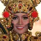 Puteri Indonesia Anindya Kusuma Putri mengenakan kostum karya Dynand Fariz dengan tema "Mythical Eyes on Barong", Jakarta, Kamis (26/11/2015). Kostum ini memiliki bobot 27 Kg dan akan dipakai di perhelatan Miss Universe 2015. (Liputan6.com/Gempur M Surya)