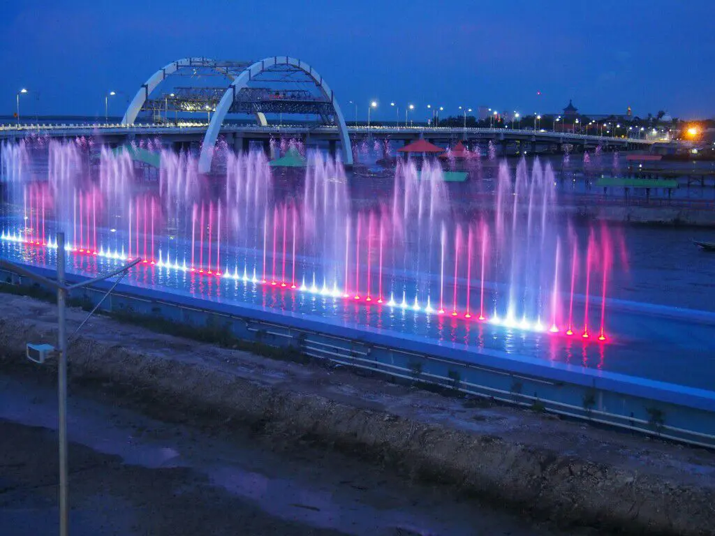 Jembatan Kenjeran dilengkapi pertunjukan air mancur menari yang mirip dengan Wonder Full yang ada di Marina Bay, Singapura. (Liputan6.com/Dhimas Prasaja)