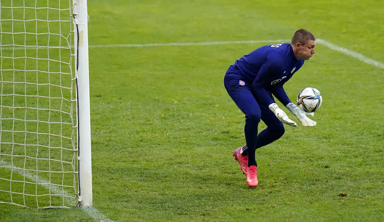 Kiper Amerika Serikat Ethan Horvath menangkap bola saat sesi latihan jelang melawan Meksiko pada pertandingan kualifikasi Piala Dunia 2022 di Stadion Azteca, Mexico City, Meksiko, 23 Maret 2022. (AP Photo/Eduardo Verdugo)