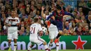 Luis Suarez berebut bola dengan Philipp Lahm. (Reuters/Paul Hanna)