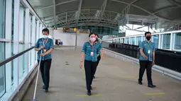 Pekerja membersihkan area keberangkatan internasional di bandara Ngurah Rai di Tuban dekat Denpasar di pulau resor Bali (5/10/2021).  Bandara Ngurah Rai akan kembali dibuka pada 14 Oktober untuk beberapa pelancong internasional. (AFP/Sony Tumbelaka)