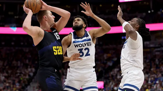 Pemain Nuggets Nikola Jokic tak berdaya menghadapi penjagaan ekstra ketat dari pemain Timberwolves di play-off NBA