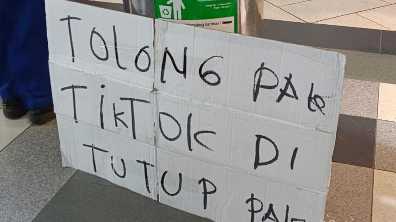 Salah satu pedagang pakaian wanita, Anton menyatakan bahwa penjualan online yang dilakukan Tiktok Shop sangat mempengaruhi pendapatan mereka di Pasar Tanah Abang.&nbsp;