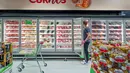 Seorang pelanggan memeriksa bagian daging sapi sebuah supermarket di Curitiba, Brasil, Kamis (23/2/2023). Kasus Mad Cow terdeteksi pada seekor sapi berusia sembilan tahun di Negara Bagian Maraba di mana para hewan itu, yang hanya diberi makan rumput, dimusnahkan dan karcassnya dibakar di pertanian. (Photo by Eduardo Matysiak / AFP)