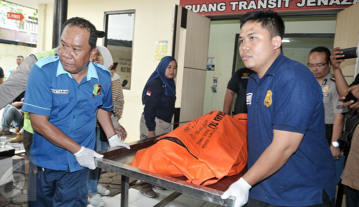 Petugas membawa jenazah tersangka sindikat narkoba WN Nigeria yang tewas ditembak untuk diotopsi di RS Polri Jakarta, Jumat (6/1). Dittipidnarkoba Bareskrim bersama Bea Cukai membongkar sindikat narkoba jaringan internasional. (Liputan6.com/Yoppy Renato)