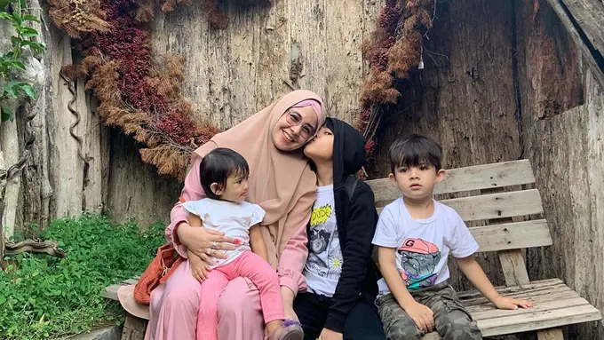 [Fimela] Risty Tagor dan anak