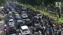 Kendaraan terjebak kemacetan saat melintasi Jalan Lenteng Agung Raya, Tanjung Barat, Jakarta Selatan, Selasa (20/10/2020). Mulai meningkatnya aktivitas warga selama PSBB transisi menyebabkan kemacetan kembali terjadi di sejumlah titik Ibu Kota. (Liputan6.com/Immanuel Antonius)