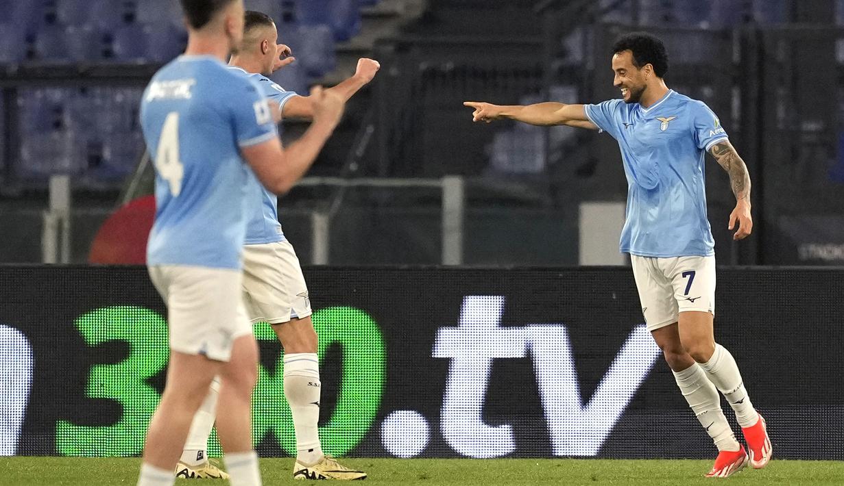 Pemain Lazio, Felipe Anderson (kanan) merayakan golnya ke gawang Salernitana pada laga lanjutan Liga Italia 2023/2024 di Olympic Stadium, Roma, Italia, Sabtu (13/04/2024) dini hari WIB. (AP Photo/Andrew Medichini)