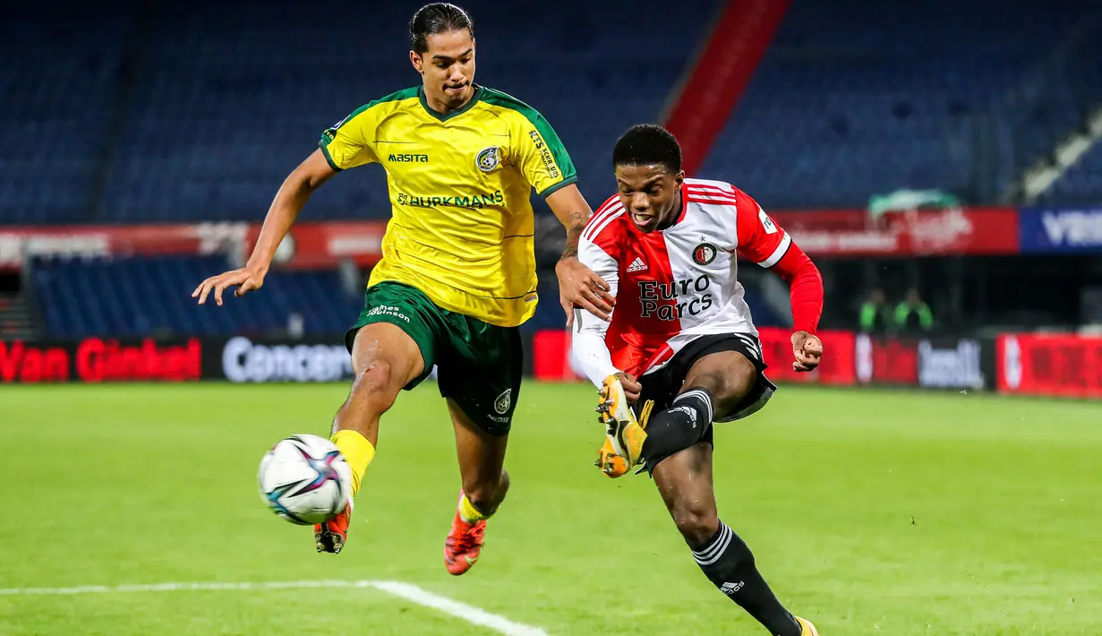 <p>Bek Feyenoord, Tyrell Malacia (kanan) menembak bola dari kawalan pemain Fortuna Sittard, Nigel Lonwijk pada pertandingan Eredivisie Belanda di Feyenoord Stadium de Kuip di Rotterdam pada 5 Desember 2021. Manchester United resmi memboyong Tyrell Malacia dari Feyenoord Rotterdam. (AFP/ANP/Pieter Stam de Jonge)</p>