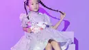 Thalia Onsu duplikasi gaun yang dikenakan Sarwendah namun dengan look yang lebih simple. Ada aksen boneka sebagai sentuhan anak-anak yang menggemaskan [@fdphotography90]