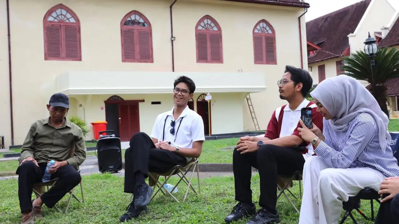 Putra Ganjar Pranowo dan Siti Atikoh Muhammad Zinedine Alam Ganjar sambangi Benteng Fort Rotterdam bersama mahasiswa Universitas Negeri Makassar dan Komunitas Influencer Makassar, Sulawesi Selatan, Sabtu (2/12) (Istimewa)