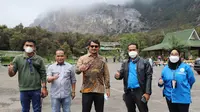 Wabup Garut Helmi Budiman bersama pengelola Taman Wisata Alam (TWA) Papandayan, Garut, Jawa Barat. (Liputan6.com/Jayadi Supriadin)