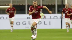 Striker AC Milan, Zlatan Ibrahimovic, menggiring bola saat melawan Bologna pada laga Serie A di Stadion San Siro, Sabtu (18/7/2020). AC Milan menang dengan 5-1 atas Bologna. (AP/Luca Bruno)