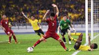 Bek Timnas Vietnam, Tran Dinh Trong, saat melawan Malaysia di final Piala AFF 2018 di Stadion Nasional Bukit Jalil, Kuala Lumpur (11/1/2019). (Mohd Rasfan/AFP)