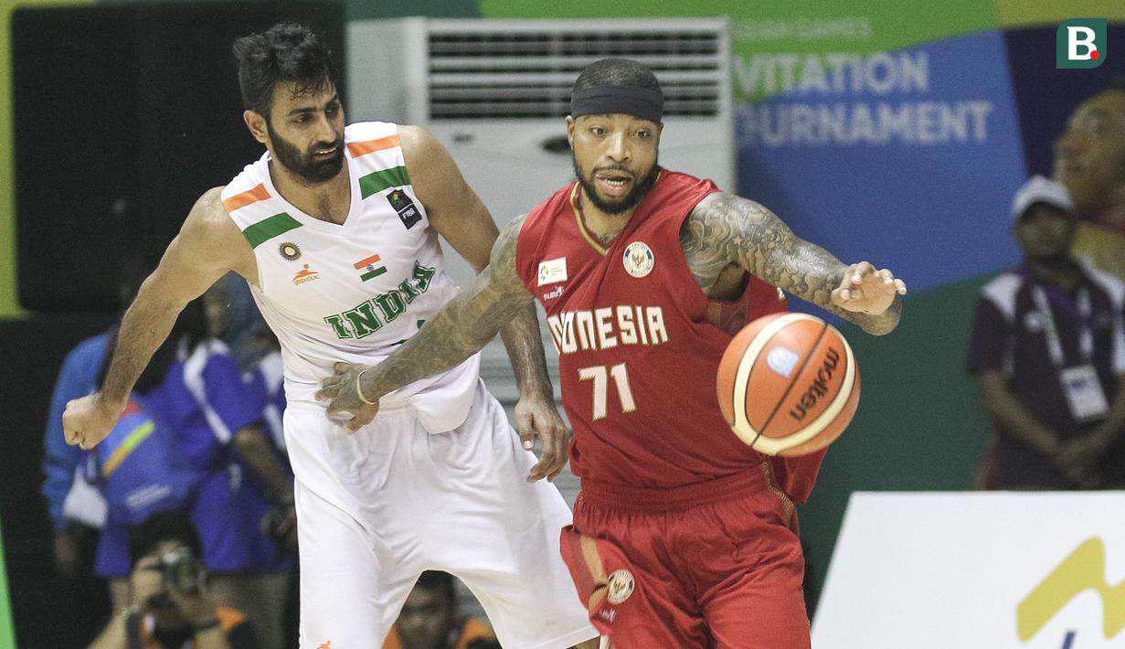 Aksi pebasket naturalisasi Indonesia, Jamarr Johnson pada final Invitation Tournament Asian Games 2018 di GBK Hall Basket, Jakarta. Indonesia menang 78-68 atas India. (Bola.com/Peksi Cahyo)