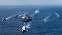 Kapal induk USS Carl Vinson dikawal sejumlah kapal perang (AFP)