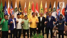 Presiden PKS Ahmad Syaikhu, Ketua Umum Partai Demokrat Agus Harimurti Yudhoyono, Ketua Umum Partai Golkar Airlangga Hartarto, Ketua Umum PKB Muhaimin Iskandar, Ketua Umum PAN Zulkifli Hasan, Wakil Ketua Umum Partai NasDem Ahmad Ali berfoto bersama saat silaturahmi awal tahun di Hotel Dharmawangsa, Jakarta, Minggu (8/1/2023). Delapan pimpinan partai politik bertemu untuk membahas sistem proporsional tertutup dalam pelaksanaan Pemilu 2024 yang diwacanakan oleh Ketua Komisi Pemilihan Umum (KPU). (Liputan6.com/Herman Zakharia)