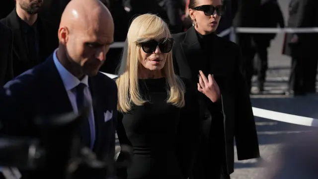 Jenazah Valentino Garavani Dimakamkan, Anne Hathaway hingga Anna Wintour Tampil Muram dengan Hitam