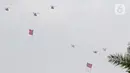 Helikopter TNI AU mengibarkan bendera merah putih saat Upacara Peringatan Detik-Detik Proklamasi di kawasan Monas, Jakarta, Selasa (17/8/2021). Sebanyak enam helikopter TNI AU mengibarkan bendera merah putih berukuran 20 x 30 meter dalam rangka HUT ke-76 RI. (Liputan6.com/Herman Zakharia)