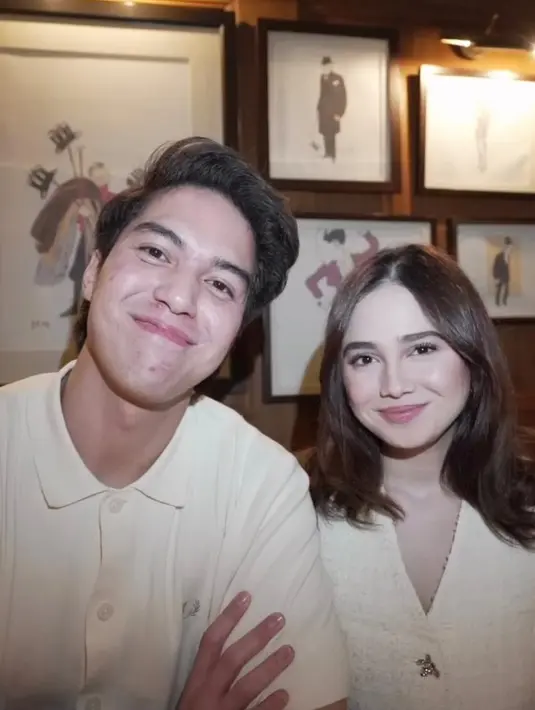 Keduanya bahkan kembali memperlihatkan kemesraan lewat pilihan busana yang serasi. Tampak El Rumi yang mengenakan kemeja lengan pendek warna putih dan celana panjang hitam. [@elelrumi/@maiaestiantyreal].