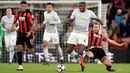 Gelandang Manchester United, Paul Pogba membawa bola dari kejaran pemain Bournemouth, Steve Cook  pada pertandingan Liga Inggris di Stadion Vitality, (18/4). MU menang 2-0 atas Bournemouth. (AP Photo/Adam Davy)