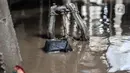 Sebuah pompa air saat terendam banjir di permukiman Kebon Pala, Jatinegara, Jakarta, Minggu (25/10/2020). Hampir 12 jam banjir kiriman dari Bogor itu masih merendam permukiman warga di RT 11 RW 05 Kebon Pala dengan ketinggian mencapai pinggang orang dewasa.  (merdeka.com/Iqbal Nugroho)