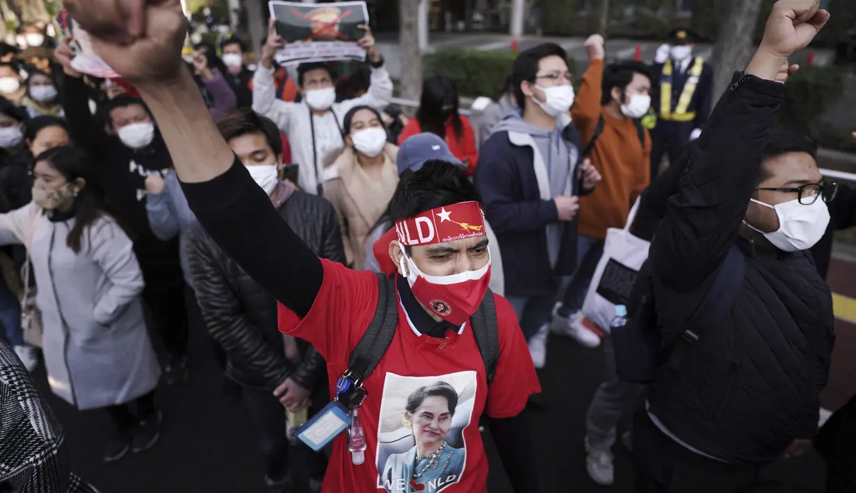 Warga Myanmar yang tinggal di Jepang dan pendukungnya berbaris selama protes di depan Kementerian Luar Negeri di Tokyo (3/2/2021).  (AP Photo/Eugene Hoshiko)