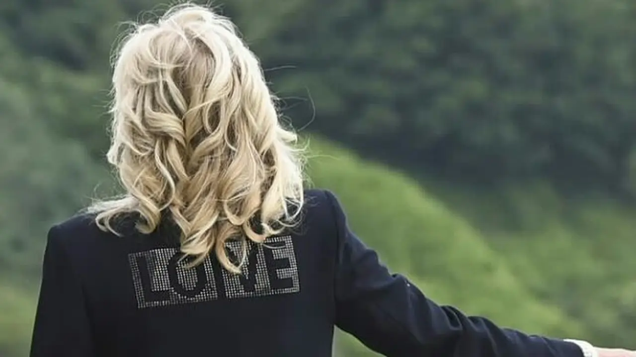 Pesan Tersembunyi Dibalik Blazer ‘Love’ yang Dikenakan Jill Biden