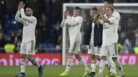 Para pemain Real Madrid menyapa suporter usai mengalahkan Valencia pada laga La Liga di Stadion Santiago Bernabeu, Madrid, Sabtu (1/12). Madrid menang 2-0 atas Valencia. (AFP/Oscar Del Pozo)