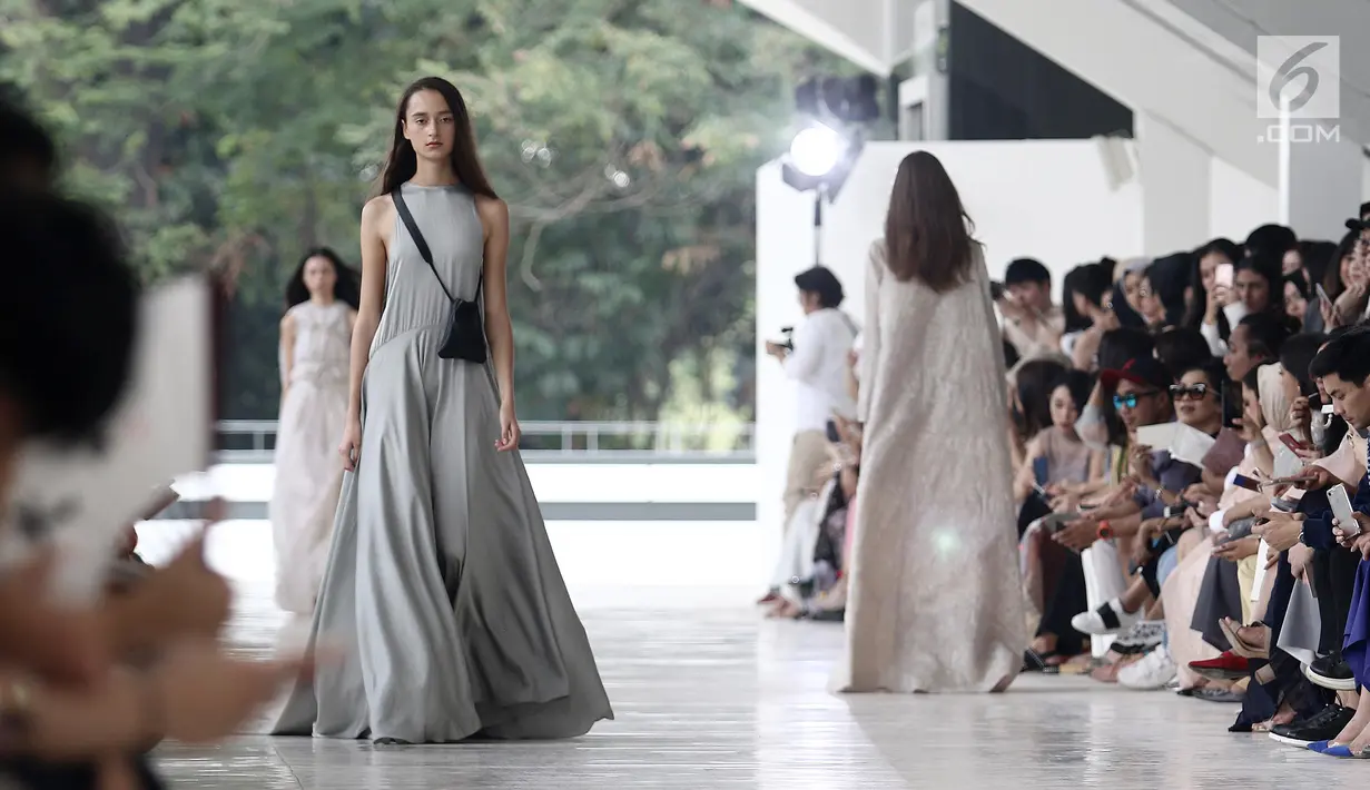 Model memeragakan busana rancangan desainer Sapto Djojokartiko di Jakarta, Kamis (20/9). Sapto memamerkan 70 busana Spring/Summer 2019 untuk merayakan 10 tahun karyanya di dunia fesyen. (Liputan6.com/Herman Zakharia)