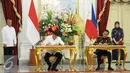 Presiden Joko Widodo (kanan) Presiden Filipina Rodrigo Duterte saat  menandatangani MoU kedua negara di Istana Merdeka, Jakarta, Jumat (9/9). (Liputan6.com/Faizal Fanani)
