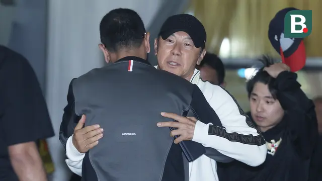 Foto: Kalung Bunga dan Pelukan Hangat Hiasi Kedatangan Timnas Indonesia U-23 di Tanah Air