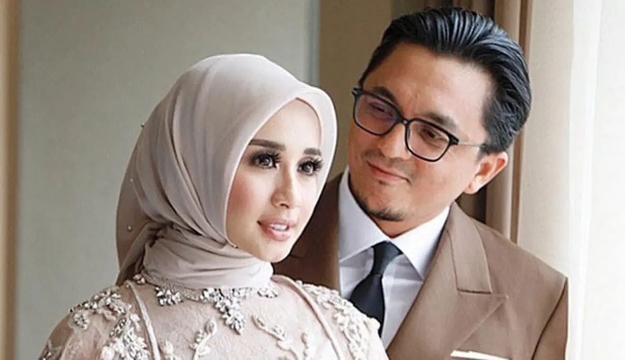 Resepsi ke-2 Laudya Cynthia Bella dan Engku Emran sungguh berbeda dengan acara yang berlangsung di Malaysia sebelumnya. Kali ini, para selebriti Indonesia terlihat banyak yang hadir turut meramaikan acara. (Instagram/bellaers_makasar)