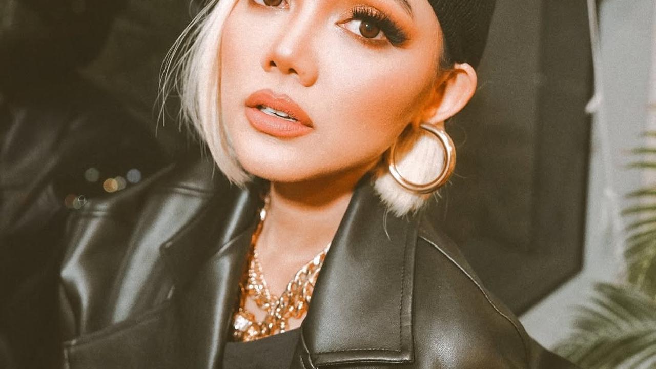 Bikin Netizen Terkecoh, Ini Potret Rina Nose Impersonate Agnez Mo - Gaya Nyanyinya Mirip Banget
