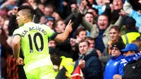 Selebrasil bomber Manchester City, Sergio Aguero, setelah menjebol jala Chelsea di Stamford Bridge, Sabtu (16/4/2016). (EPA/Peter Powell)