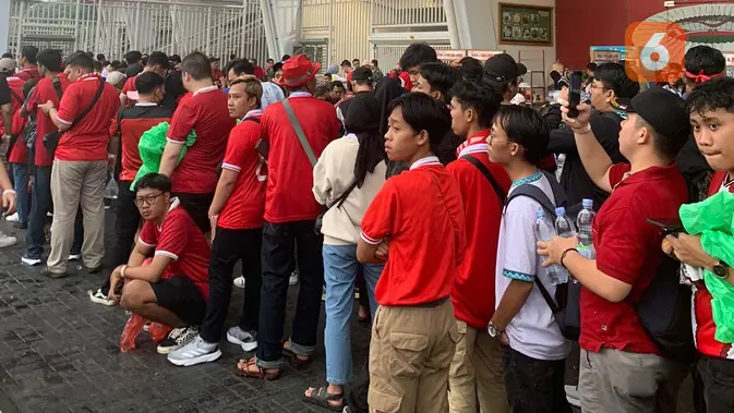 Suporter yang akan menonton pertandingan antara Timnas Indonesia vs Argentina tampak mengular dalam antrean untuk masuk ke tribune Stadion Utama Gelora Bung Karno (SUGBK) Senayan, Jakarta. (Bola.com/Ario Yosia)