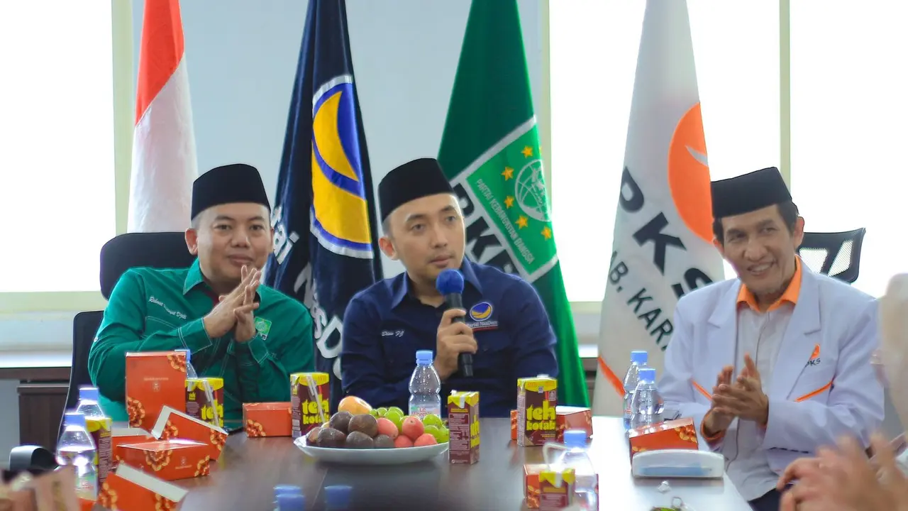 Tiga pimpinan partai Koalisi Perubahan pemenangan calon presiden (capres) dan calon wakil presiden (cawapres) Anies Baswedan-Muhaimin Iskandar (AMIN) di Kabupaten Karawang menggelar rapat konsolidasi pertama di Kantor DPD NasDem Karawang, Jumat (10/11) (I