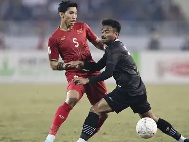 Bek Vietnam, Doan Van Hau, tampil gemilang dan kukuh saat melawan Timnas Indonesia pada laga leg kedua semifinal Piala AFF 2022 di Stadion Nasional My Dinh,  Senin (9/1/2023). (AP Photo/Nguyen Manh Quan)