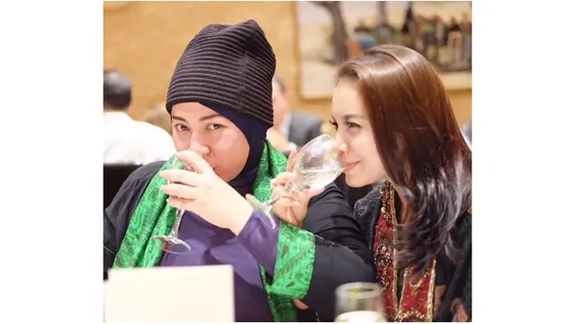 Menurut Rossa, sosok Melly merupakan sahabat yang selalu berpartisipasi dalam setiap moment hidupnya.