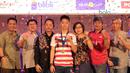 Kevin Sanjaya melakukan foto bersama usai menerima penghargaan dari Djarum Foundation di Galeri Indonesia Kaya, Grand Indonesia, Jakarta (28/3/2018). Kevin menerima deposito sebesar Rp 200 juta. (Bola.com/Nick Hanoatubun)