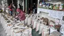 Warga saat membeli beras di Pasar Induk Cipinang, Jakarta Timur, Kamis (8/9/2022). Kenaikan harga BBM bersubsidi berdampak pada melonjaknya harga beras di Pasar Induk Cipinang hingga Rp 2.000 - Rp 3.000 per kilogram akibat bertambahnya biaya transportasi. (merdeka.com/Iqbal S. Nugroho)