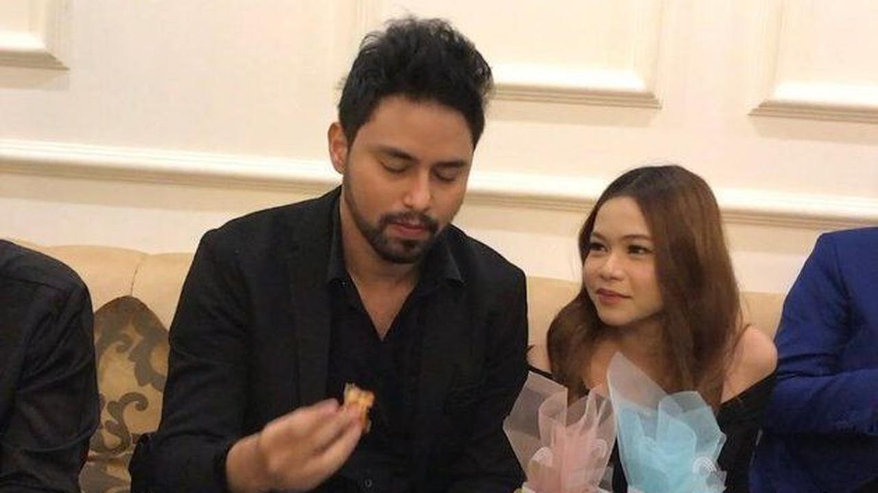 Meskipun sudah menjalin hubungan sebagai sepasang kekasih selama 2,5 tahun, Rara sendiri belum memiliki rencana untuk menikah dengan sang kekasih.