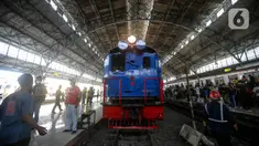 Lokomotif Bon-Bon yang membawa rangkaian kereta Djoko Kendil meninggalkan Stasiun Jakarta Kota dalam kegiatan Kereta Bersejarah Menyapa, Rabu (17/8/2022). Selain untuk memperlihatkan kereta bersejarah yang beroperasi pada era kolonial Belanda di tahun 1925, kegiatan tersebut juga bertujuan untuk memperingati HUT ke-77 Kemerdekaan Republik Indonesia. (Liputan6.com/Faizal Fanani)
