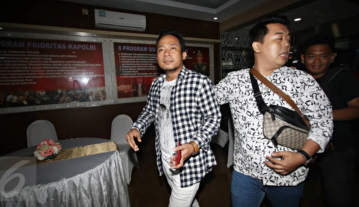 Komedian sekaligus presenter Denny Cagur mendatangi Polda Metro Jaya, Jakarta, Senin (21/3/2016). Deni dipanggil Polda Metro sebagai saksi terkait kasus penghinanaan lambang negara oleh penyanyi dangdut Zaskia Gotik. (Liputan6.com/Immanuel Antonius)