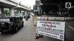 Kendaraan melintas di dekat rambu tanda penutupan jalan di Jalan DI Panjaitan, Jakarta, Rabu (4/11/2020). Dinas PU Jakarta Timur terpaksa menutup sebagian ruas Jalan DI Panjaitan untuk pembuatan saluran sodetan yang menyebabkan kemacetan kendaraan. (merdeka.com/Iqbal Nugroho)
